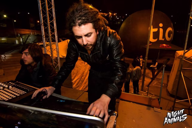 Alejandro Rodríguez operating visuals during the festival
