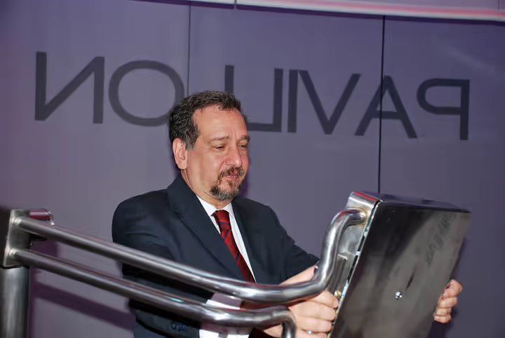 Lino Barañao testing the device at Frankfurt Book Fair, Germany