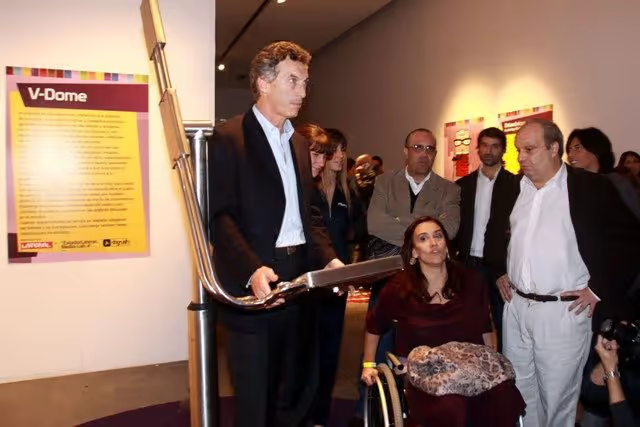 Mauricio Macri using the device at Ciudad Emergente, Centro Cultural Recoleta