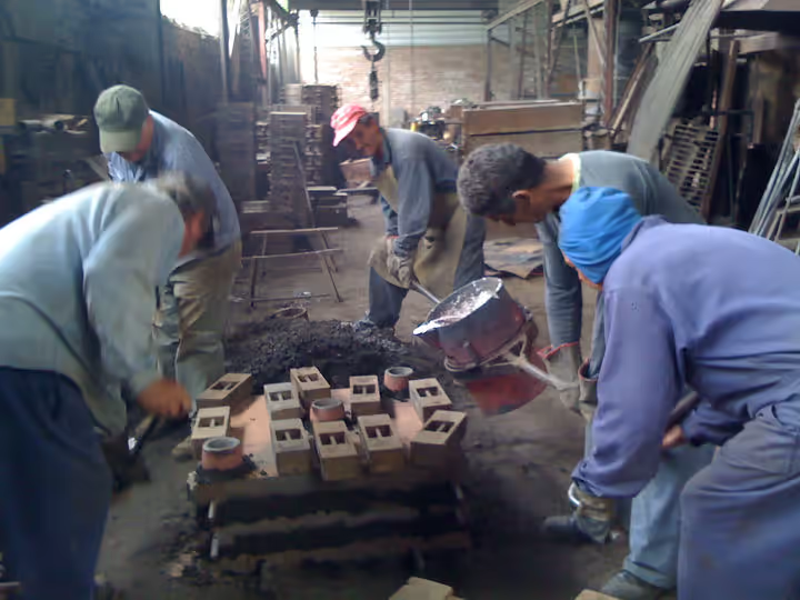 Metal casting process for the device base at Industrias Taschín