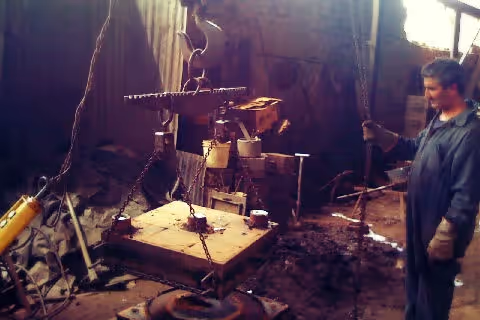 Workshop moment during lifting and handling of cast elements