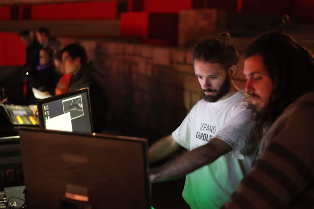 Console work: Alejandro Rodríguez and Manuel Palenque operating and reviewing the technical system.