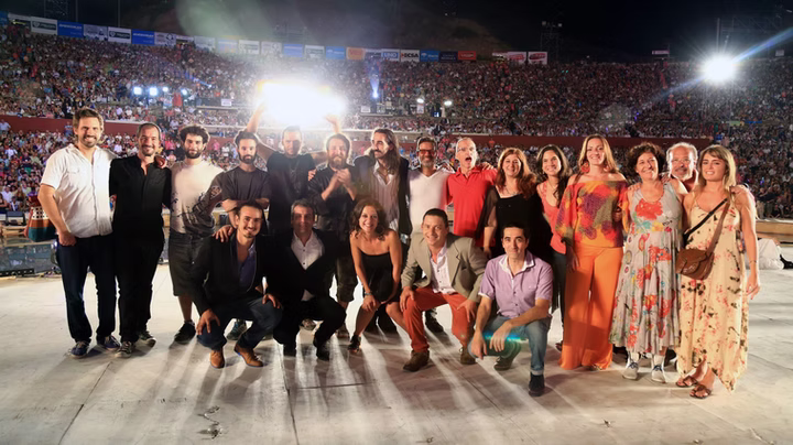 Group photo of the Vendimia 2015 production team on stage